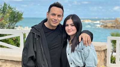 صور تجمع مصطفى قمر وزوجته في كليب 