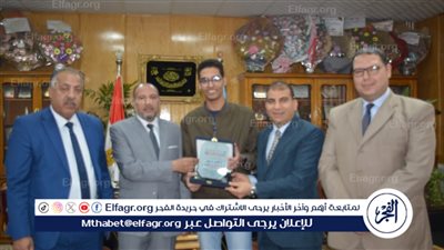 نائب رئيس جامعة الأزهر بأسيوط يكرم الطلاب الفائزين فى المسابقة الرسمية لأوائل طلاب طب أسنان 