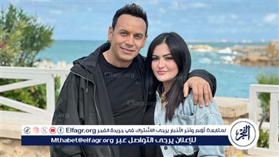 صور تجمع مصطفى قمر وزوجته في كليب 