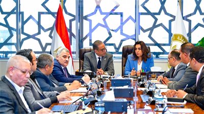 منال عوض تناقش مع محافظ الفيوم آخر مستجدات لجنة اعادة التوازن البيئي ببحيرة قارون