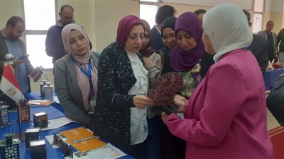 نائب رئيس جامعة بنها تفتتح معرض 