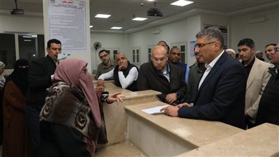 محافظ الجيزة يتفقد المركز التكنولوجي بقرية الودي ويجري تجربة عملية لتقديم المواطنين الطلب