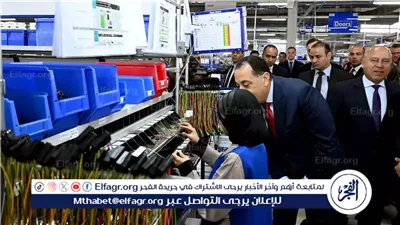 جولة رئيس الوزراء داخل مصنع 