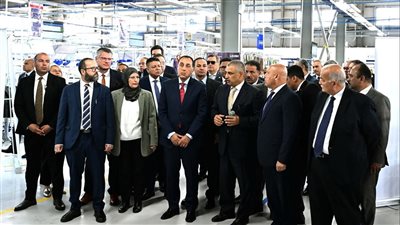 رئيس الوزراء يتفقد عددًا من أقسام مصنع 
