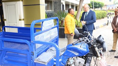 محافظ القليوبية يوفر مشروعًا صغيرًا لمواطن من ذوي الهمم لدعم شقيقه القائم على رعايته