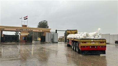 الهلال الأحمر يدفع بـ 9،800 طن مساعدات إنسانية ومستلزمات شتوية عبر قافلة «زاد العزة»