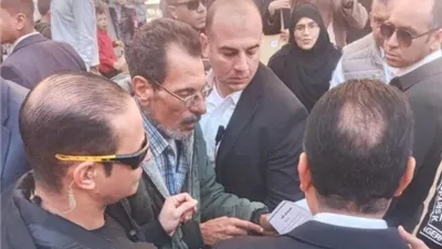 رئيس الوزراء يلبي طلب مواطن ويضمن عودته إلى عمله خلال جولته بشبين القناطر