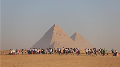 النسخة السابعة من «نصف ماراثون الأهرامات» تشهد مشاركة 10 آلاف عدّاء من أكثر من 120 جنسية 