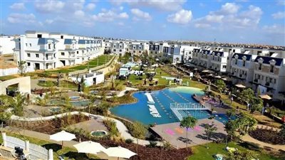 عاجل | كارثة صحية تهدد السكان.. الاشتباه في استخدام مياه صرف صحي غير معالجة لري المسطحات الخضراء بـ«ماونتن فيو شيل أوت»