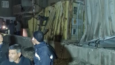سقوط كونتنرات من قطار بضائع بطوخ وتضرر منازل الأهالي