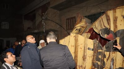 لجنة فنية للتأكد من السلامة الإنشائية للعقارات بموقع حادث سقوط حاويات فارغة من على قطار بطوخ