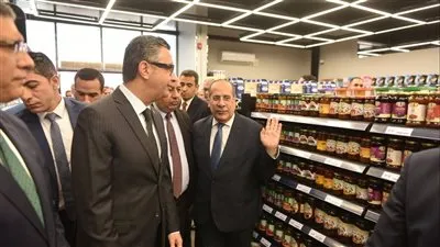 وزير التموين ومحافظ الجيزة ورئيس مدينة الإنتاج الإعلامي يفتتحون الفرع الرابع لمنافذ «كاري أون» 
