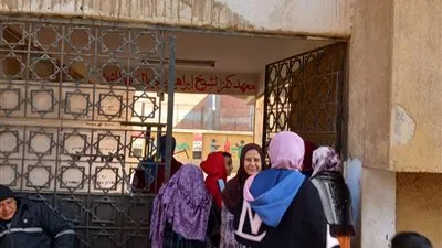 سيدات كفر الشيخ إبراهيم يتقدمن طوابير التصويت في جولة الإعادة لانتخابات النواب بالقليوبية