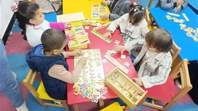 في حضانة «أبو بكر الصديق» بالفيوم.. الأطفال يتعلمون باللعب بدلًا من التلقين