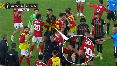 أبرزها الأدانه والتحويل إلى اللجنة التأديبية.. كاف يعلن قراره الأول بشأن أحداث مباراة الأهلي والجيش الملكي المغربي بدوري أبطال إفريقيا 