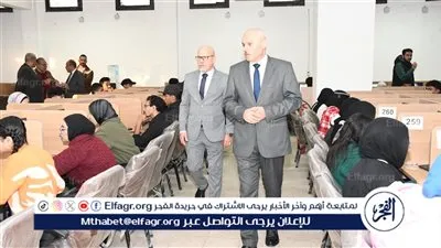 رئيس جامعة قناة السويس يتفقد لجان الاختبارات الإلكترونية لمتطلب اللغة والتي يؤديها 1016 طالبًا من كلية الآداب والعلوم الإنسانية