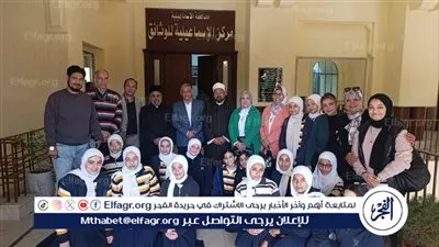 محافظ الإسماعيلية يلتقي طالبات مدرسة السيدة خديجة الإعدادية بنات خلال زيارتهن لمركز الوثائق