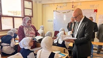  عبد اللطيف يحاور الطلاب..ويتابع نتائج الامتحان التجريبي في مادة البرمجة والذكاء الاصطناعي