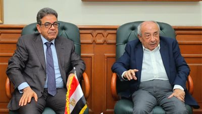 النبراوي يبحث مع نقيب الأطباء البيطريين تعزيز التعاون النقابي