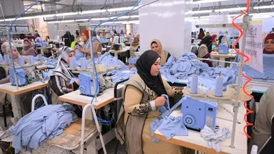 من ماكينة الخياطة إلى الكرامة.. حكايات نساء يصنعن حياتهن داخل مصنع غزل الفيوم