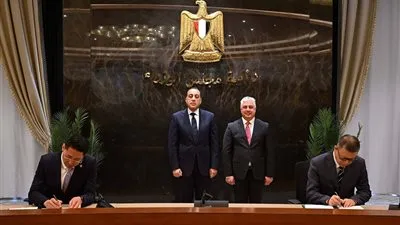 باستثمارات 1.15 مليار دولار وتوفير 5400 فرصة عمل.. رئيس الوزراء يشهد توقيع 3 عقود لمجمعات صناعية جديدة بالمنطقة الاقتصادية لقناة السويس