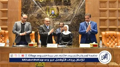 محافظ أسيوط يكرم طالبين لتفوقهما في مسابقات الابتكار والتكنولوجيا محليًا ودوليًا