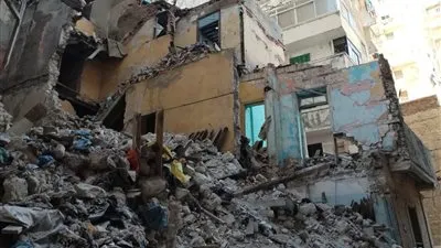 محافظ الإسكندرية يتابع تداعيات انهيار عقار بنطاق حي الجمرك