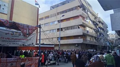 طوابير طويلة.. الناخبون ينتظرون للإدلاء بأصواتهم أمام اللجان الانتخابية بالبحيرة