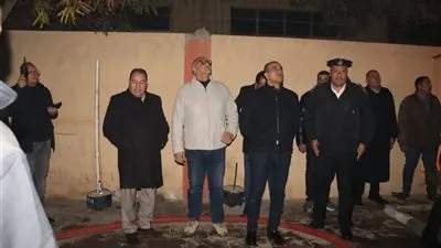 محافظ القليوبية ومدير الأمن يتابعان السيطرة على حريق مخزن كراتين بالعبور