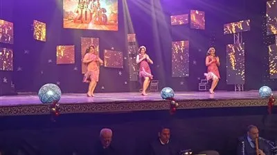 خلال إحتفالية رأس السنة على مسرح البالون.. تامر عبدالمنعم يحتفل بعيد ميلاد ٤ أيتام على خشبة المسرح