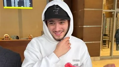 استقبال حافل بالورود لـ الشامي في مطار القاهرة قبل حفله بالزمالك (فيديو وصور)