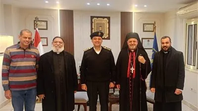 الأنبا بشارة يزور نزلاء سجن مركز شرطة أبوقرقاص