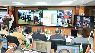 محافظ الجيزة يتابع أعمال غلق لجان جولة الإعادة في اليوم الأول لانتخابات مجلس النواب من داخل مركز السيطرة