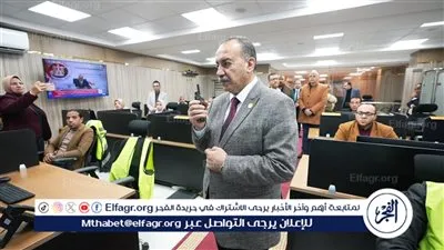 محافظ أسيوط يتابع سير عمليةالتصويت من مركز سيطرة الشبكة الوطنية بالدوائر الثلاث