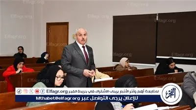 رئيس جامعة قناة السويس 1965 طالبًا وطالبة يؤدون امتحانات الفصل الدراسي الأول بكلية العلوم 