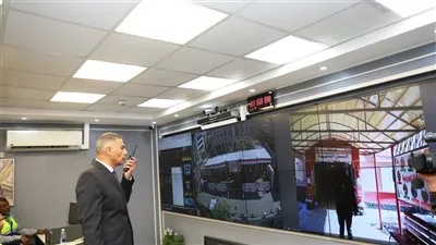 من مركز السيطرة.. محافظ أسوان يتابع الإقبال الانتخابي ويؤكد جاهزية اللجان لجولة الإعادة