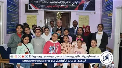 صور.. محافظ الأقصر يقدم التهاني والعيديات لأطفال الجمعيات بعيد الميلاد