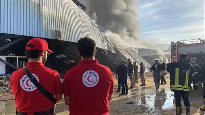 الهلال الأحمر المصري يساند جهود الحماية المدنية والإسعاف في حريق مصنع بلاستيك بأكتوبر