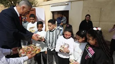 بهجة العيد تجمع المصريين.. محافظ أسوان يوزع كروت تهنئة الرئيس والهدايا على الأطفال في الكنائس