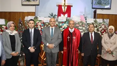محافظ القليوبية ومدير الأمن يقدمان التهنئة بعيد الميلاد المجيد بالكنيسة الإنجيلية ببنها