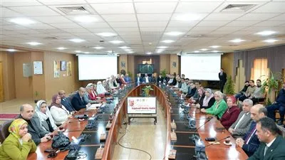 رئيس جامعة المنصورة يُكرِّم أعضاء قافلة 