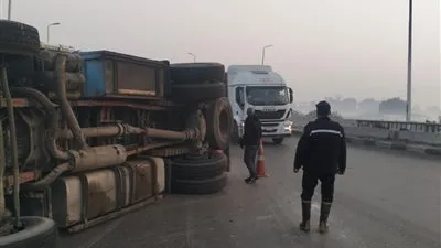 إصابة سائق وتباع في انقلاب تريلا قبل كوبري قها على الطريق الزراعي بالقليوبية