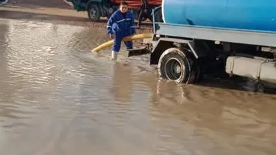 رئيس حي وسط الإسكندرية تتابع ميدانيًا تصريف تجمعات الأمطار