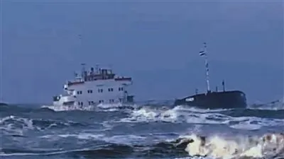 التفاصيل الكاملة لجنوح سفينة بضائع قرب الشاطئ بعد عطل فني