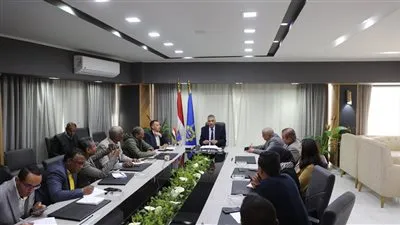 محافظ أسوان يفرض الانضباط الخدمى