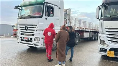 متطوعو الهلال الأحمر المصري يسيرون قافلة زاد العزة 116 بحمولة أكثر من 211 ألف سلة غذائية و25 ألف بطانية