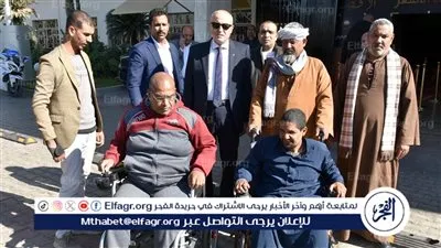محافظ الأقصر يسلّم كرسيين كهربائيين متحركين لمواطنين من أرمنت ومدينة طيبة الجديدة