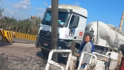 حادث على طريق بنها يوقف المرور بعد اصطدام سيارة محملة بالحديد بعامود إنارة