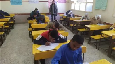 طلاب الشهادة الإعدادية بالقاهرة يشكون صعوبة امتحان اللغة العربية ويؤكدون: سؤال النحو فوق مستوى الطالب المتوسط