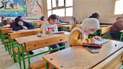 طلاب الشهادة الإعدادية بالجيزة: امتحان اللغة الإنجليزية سهل ومباشر وفي مستوى الطالب المتوسط